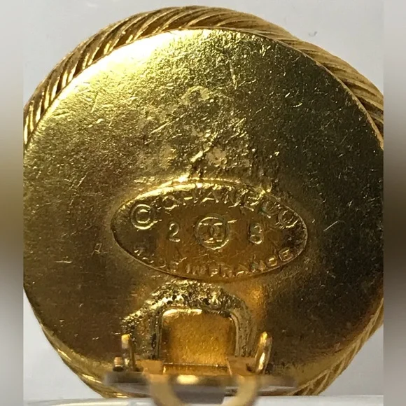 CHANEL 24K Plated Vintage Pearl Earrings ✨🤩 - Picture 6 of 17